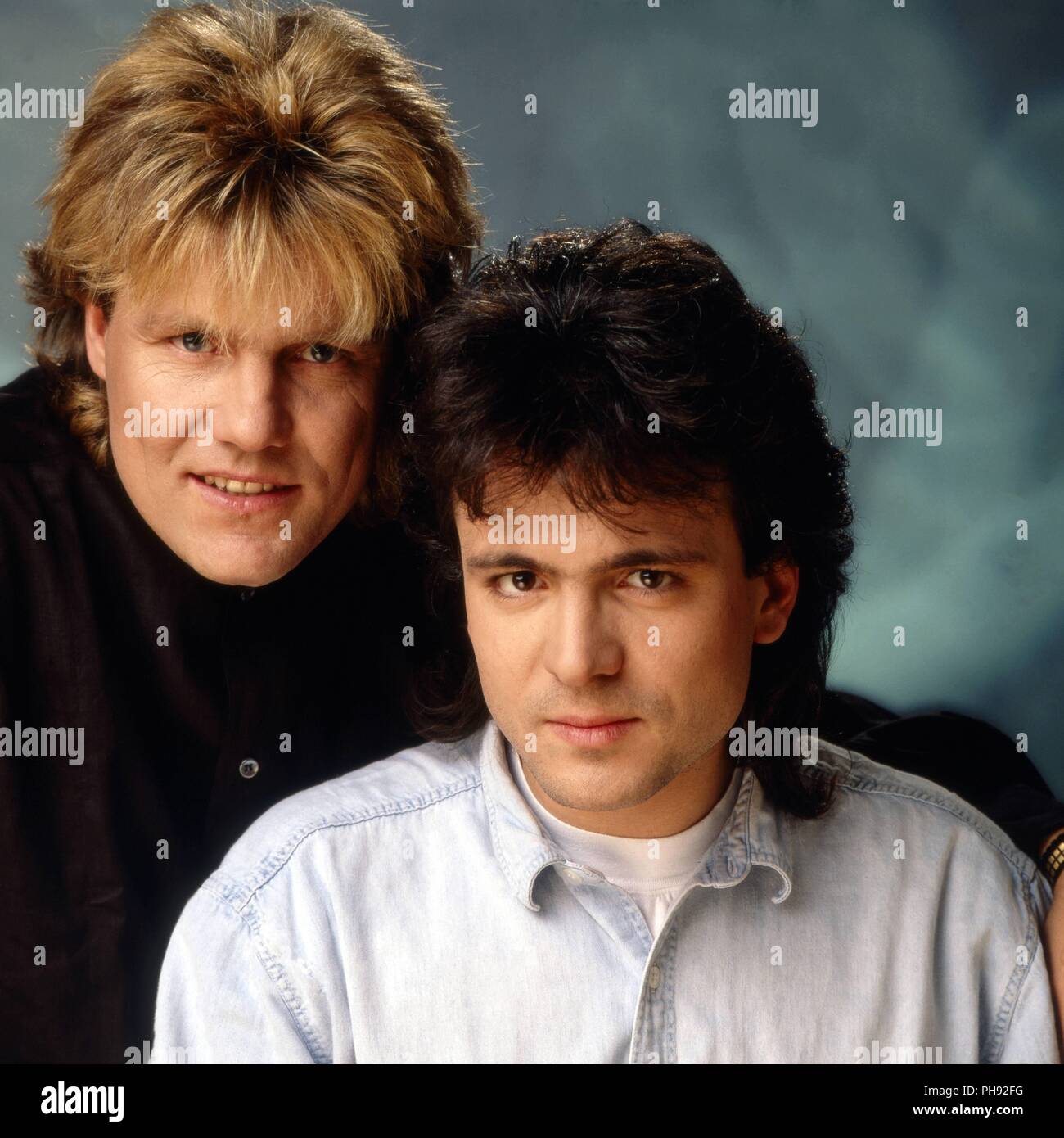 Sanger Nino De Angelo Dunkle Haare Und Produzent Dieter Bohlen Bei Einem Promoshooting In Munchen Deutschland 1989 Singer Nino De Angelo Dark Hai Stock Photo Alamy