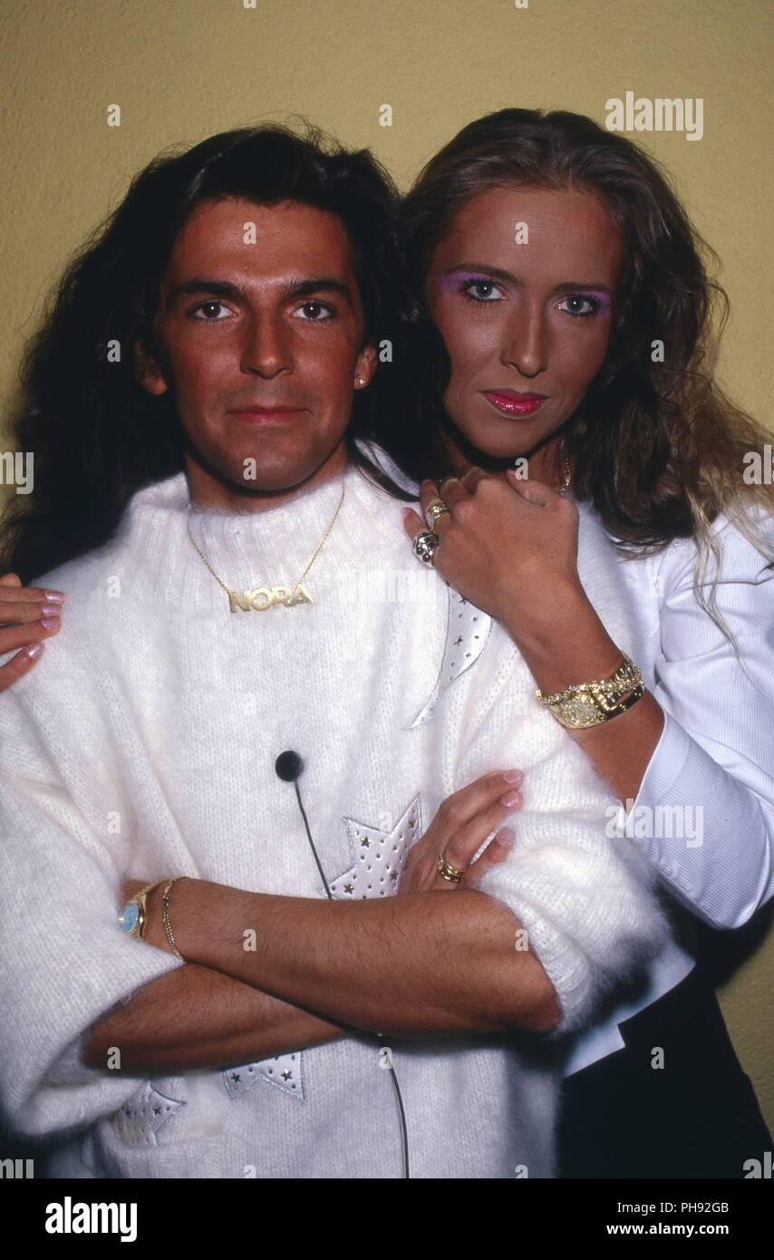 Thomas Anders, Sänger der Band Modern Talking mit Nora Halskette bei  einem Konzert in Hannover, Deutschland 1986. Thomas Anders, singer of the  band Stock Photo - Alamy
