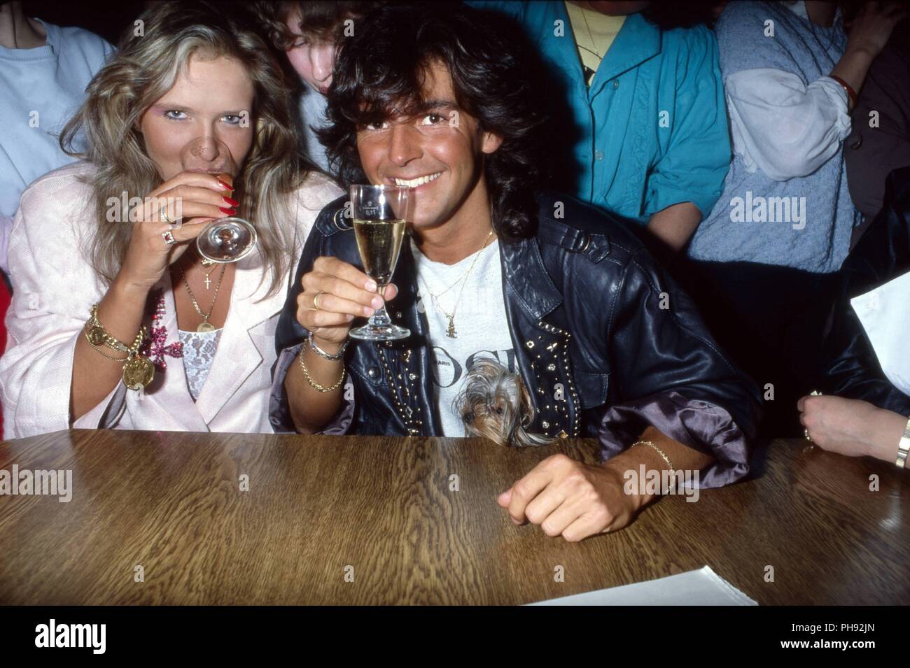 Thomas Anders, Sänger der Band 'Modern Talking' mit Freundin Nora Balling in Koblenz, Deutschland 1985. Thomas Anders, singer of the band 'Modern Talk Stock Photo