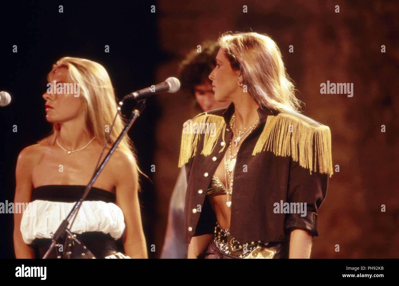 Bakrgoundsängerinnen von Thomas Anders, Sänger der Band 'Modern Talking', kurz vor deren Auflösung, bei einem Auftritt in Cesme, Türkei 1987. Backgrou Stock Photo