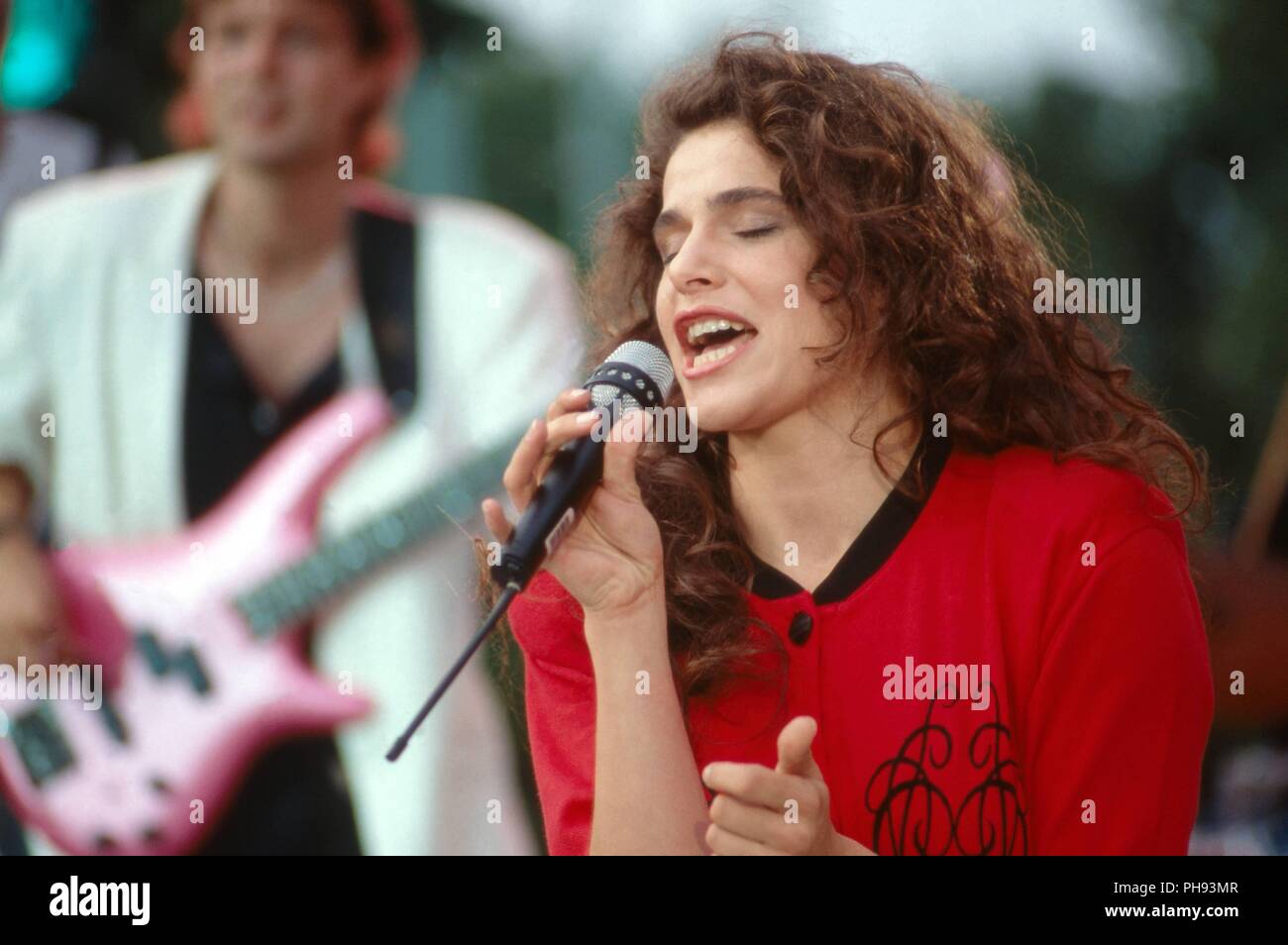 Jule Neigel, deutsche Sängerin und Sonschreiberin bei der ZDF Hitparade in Brühl, Deutschland 1988. German singer and song writer Jule Neigel at Germa Stock Photo