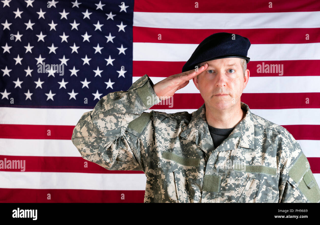 Soldier saluting american flag hi-res stock photography and images - Alamy