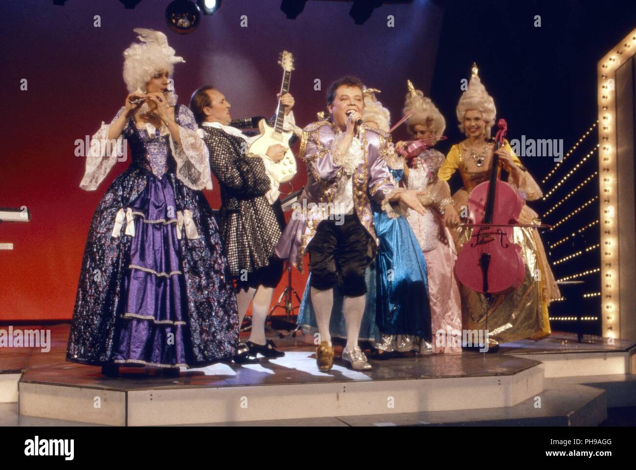 'Amadeus', Gruppe bei der ZDF 'Hitparade' in Berlin, Deutschland 1991. Group 'Amadeus' performing at German TV chart show 'Hitparade' in Berlin, Germa Stock Photo