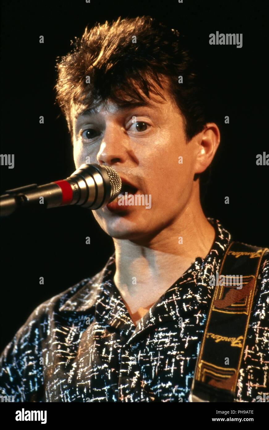 Günther Sigl, Sänger der 'Spider Murphy Gang', bayerische Band bei einem Konzert in Memmingen, Deutschland 1985. Singer Guenther Sigl of German Bavari Stock Photo
