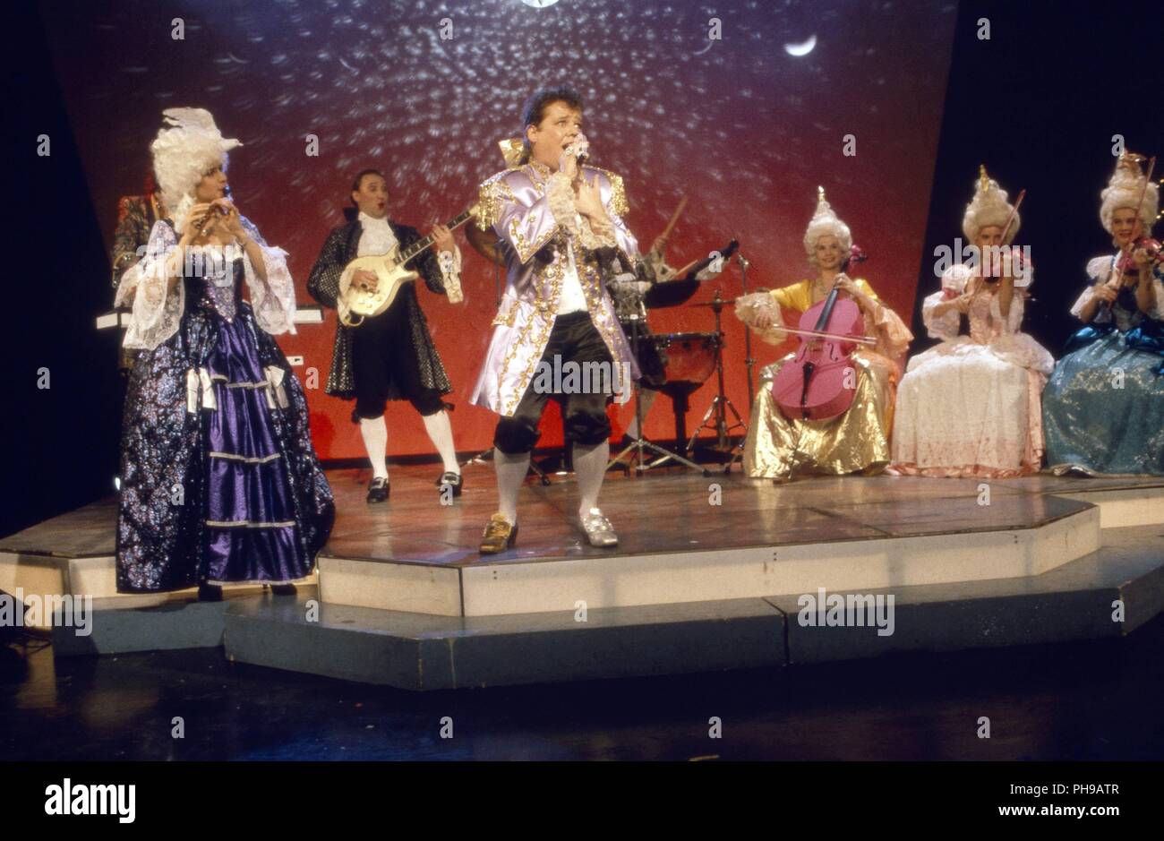 'Amadeus', Gruppe bei der ZDF 'Hitparade' in Berlin, Deutschland 1991. Group 'Amadeus' performing at German TV chart show 'Hitparade' in Berlin, Germa Stock Photo