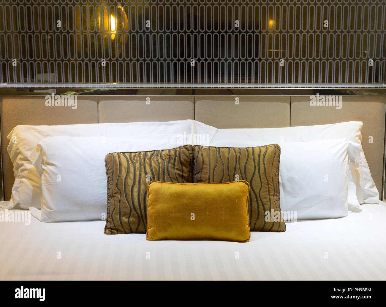 Hotel pillows hi res stock photography and images Alamy