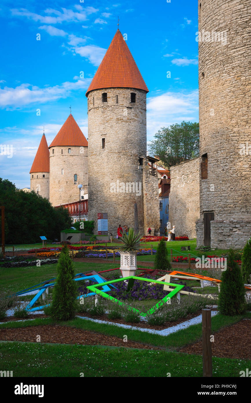 Tallinn wall, view across the city park and gardens towards the Lower Town Wall linking a series of medieval towers in the centre of Tallinn, Estonia. Stock Photo