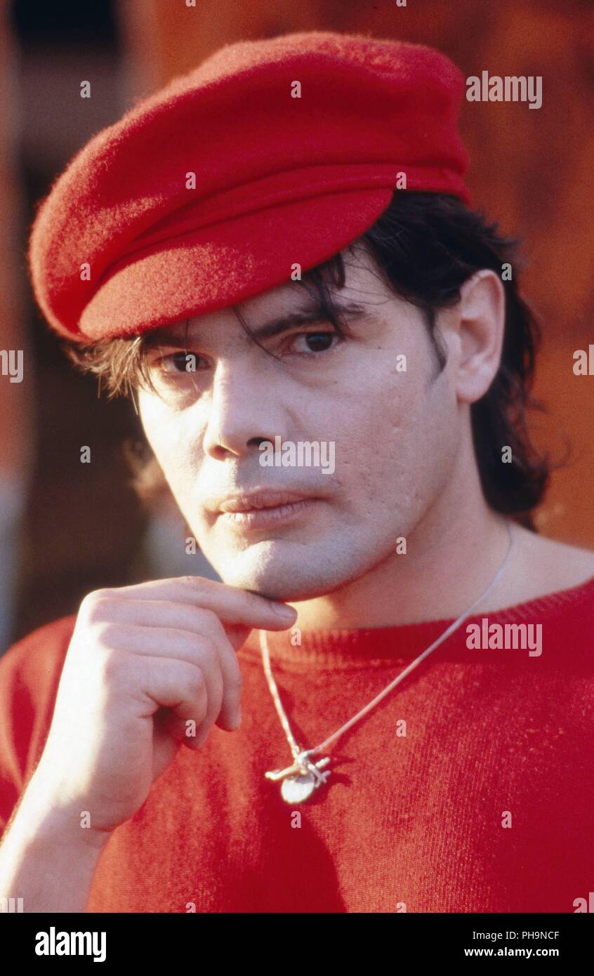 Marian Gold von "Alphaville", deutsche Synthie Pop Band, bei einem Shooting  am Rand des WAA Festivals in Burglengenfeld, Deutschland 1986. Marian Gold  Stock Photo - Alamy