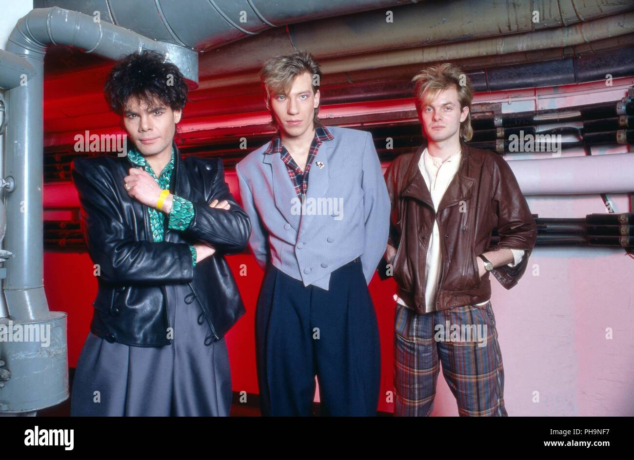 Alphaville", deutsche Synthie Pop Band, beim Fotoshooting vor einem Konzert  in Dortmund, Deutschland 1984. German synth pop band "Alphaville" strikin  Stock Photo - Alamy