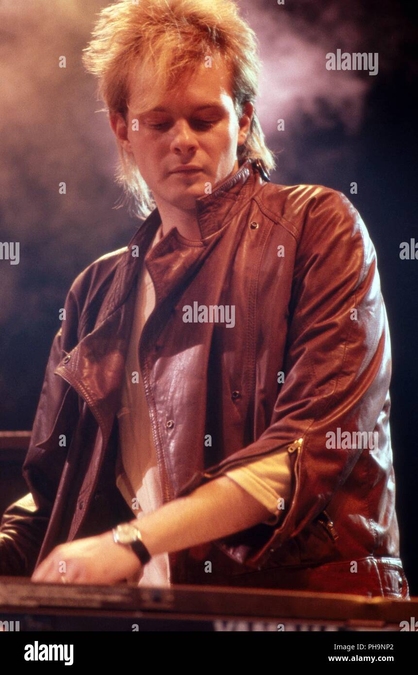 Frank Mertens von "Alphaville", deutsche Synthie Pop Band, bei einem  Konzert in Dortmund, Deutschland 1984. Frank Mertens of German synth pop  band "Al Stock Photo - Alamy
