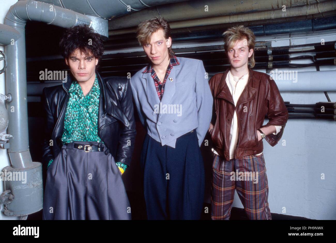 Alphaville", deutsche Synthie Pop Band, beim Fotoshooting vor einem Konzert  in Dortmund, Deutschland 1984. German synth pop band "Alphaville" strikin  Stock Photo - Alamy