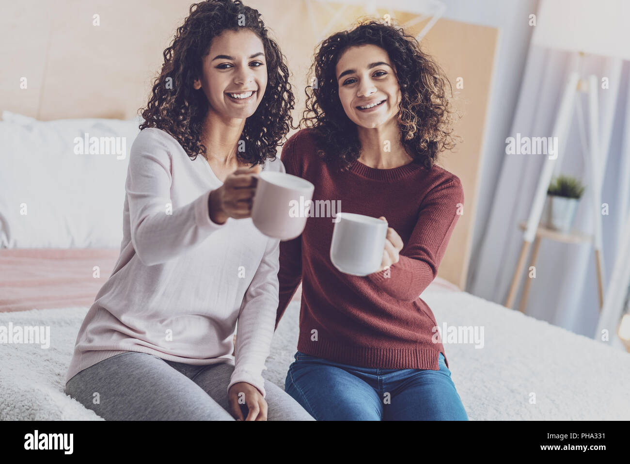 Close up brunette girls hi-res stock photography and images - Alamy