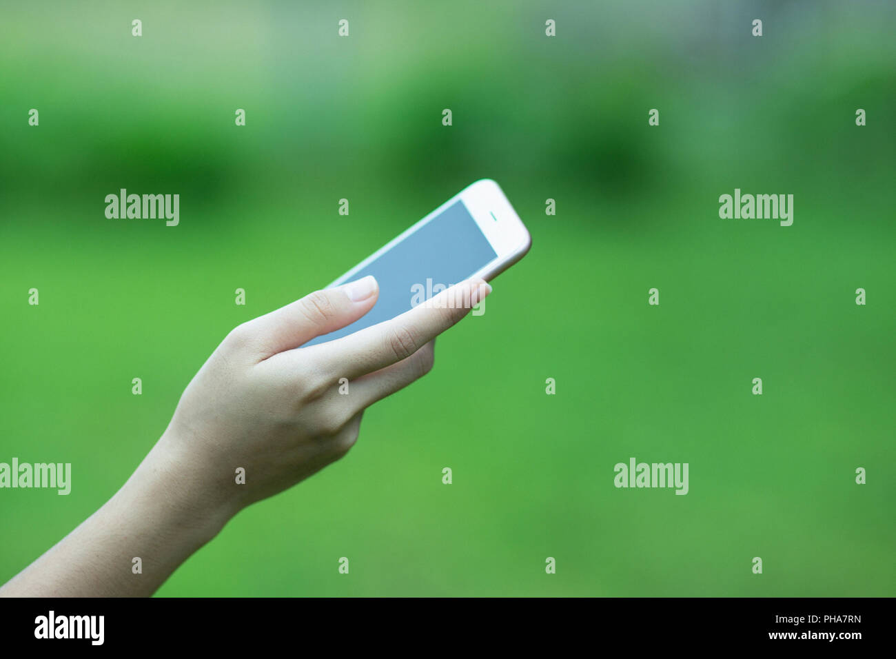Womans hand holding phone green hi-res stock photography and images - Alamy