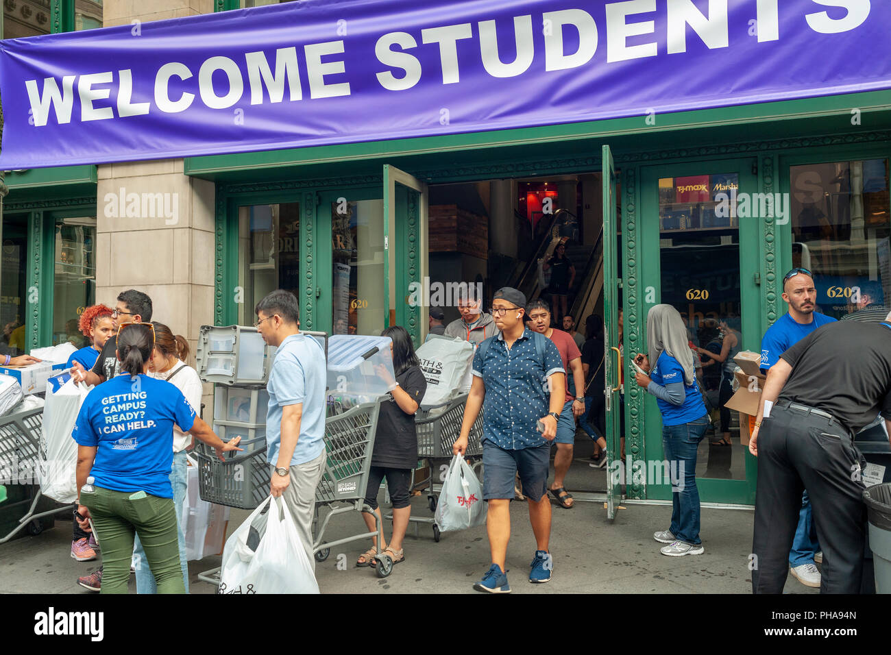 Hundreds of NYU students, some with their families, descend on Bed Bath