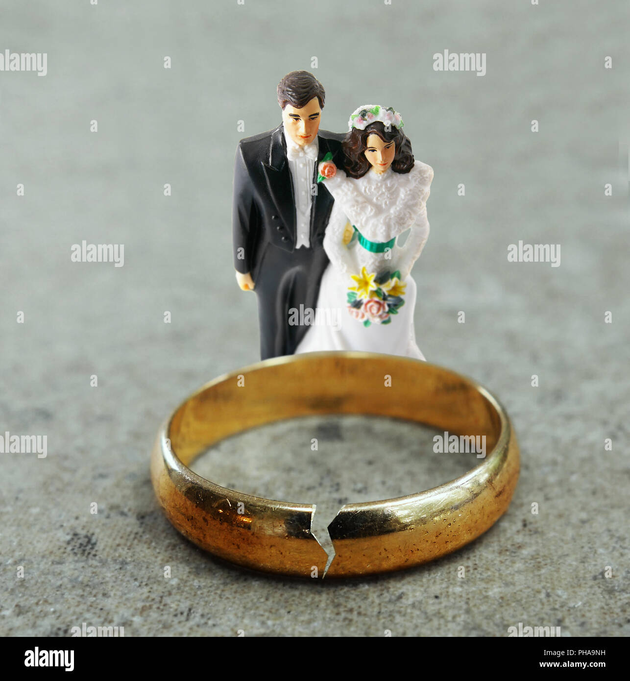 Broken wedding ring hires stock photography and images Alamy