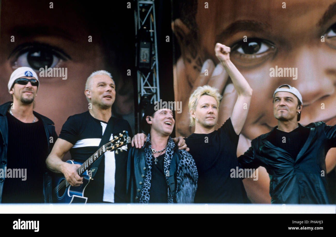 Scorpions (v.l. Ralph Rieckermann, Rudolf Schenker, Klaus Meine, James Kottak, Matthias Jabs) (Michael Jackson and Friends) on 27.06.1999 in München / Stock Photo