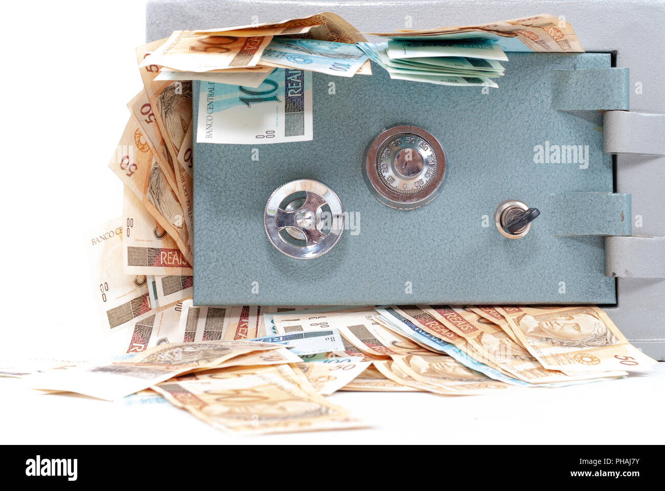 чемоданчик для денег. чемодан с деньгами сбоку. банковский сейф с деньгами. открывание денег. сейф с деньгами.