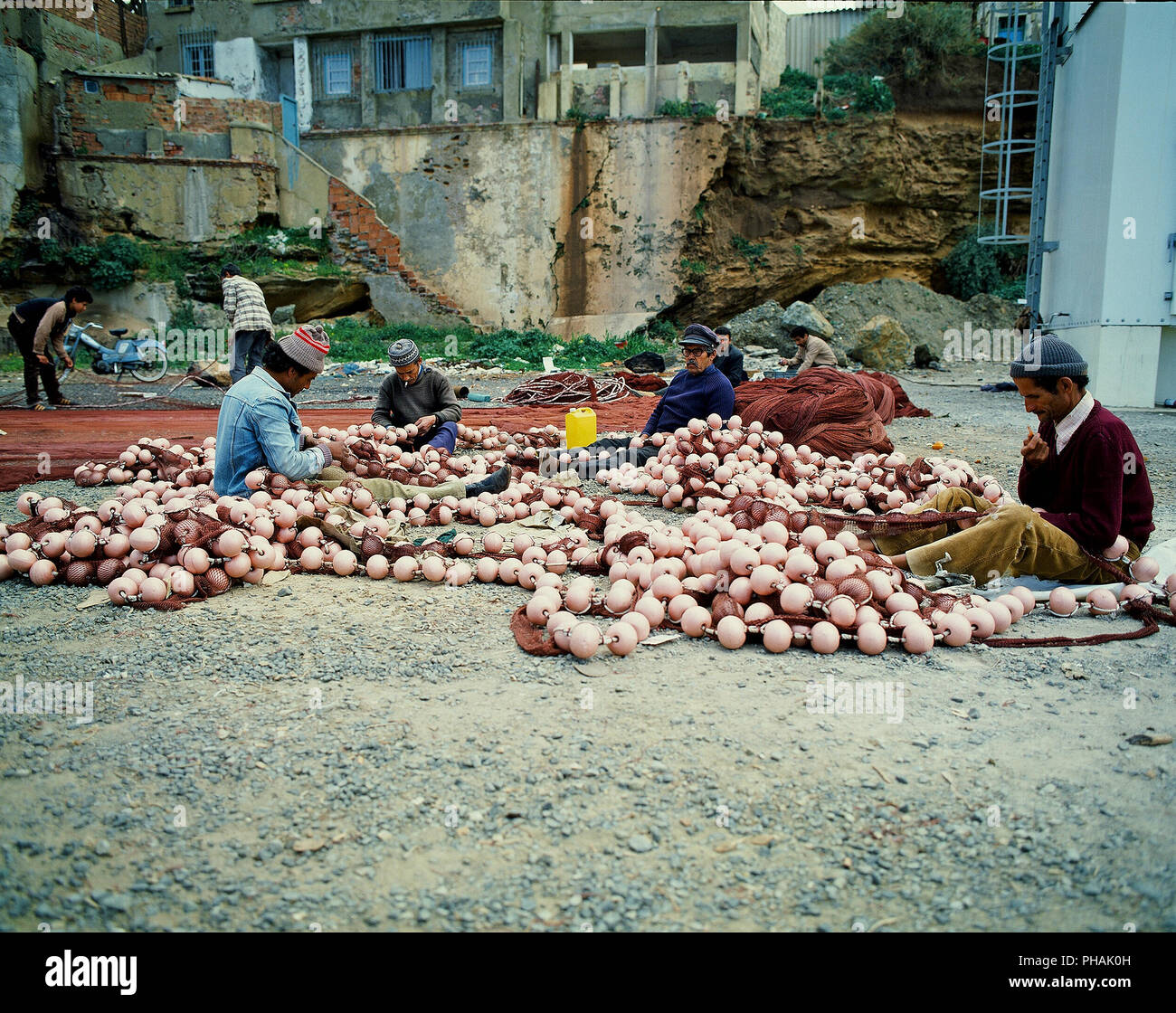 Repaation des filets de peche - Work before the fishing - Algerie - Algeria Stock Photo