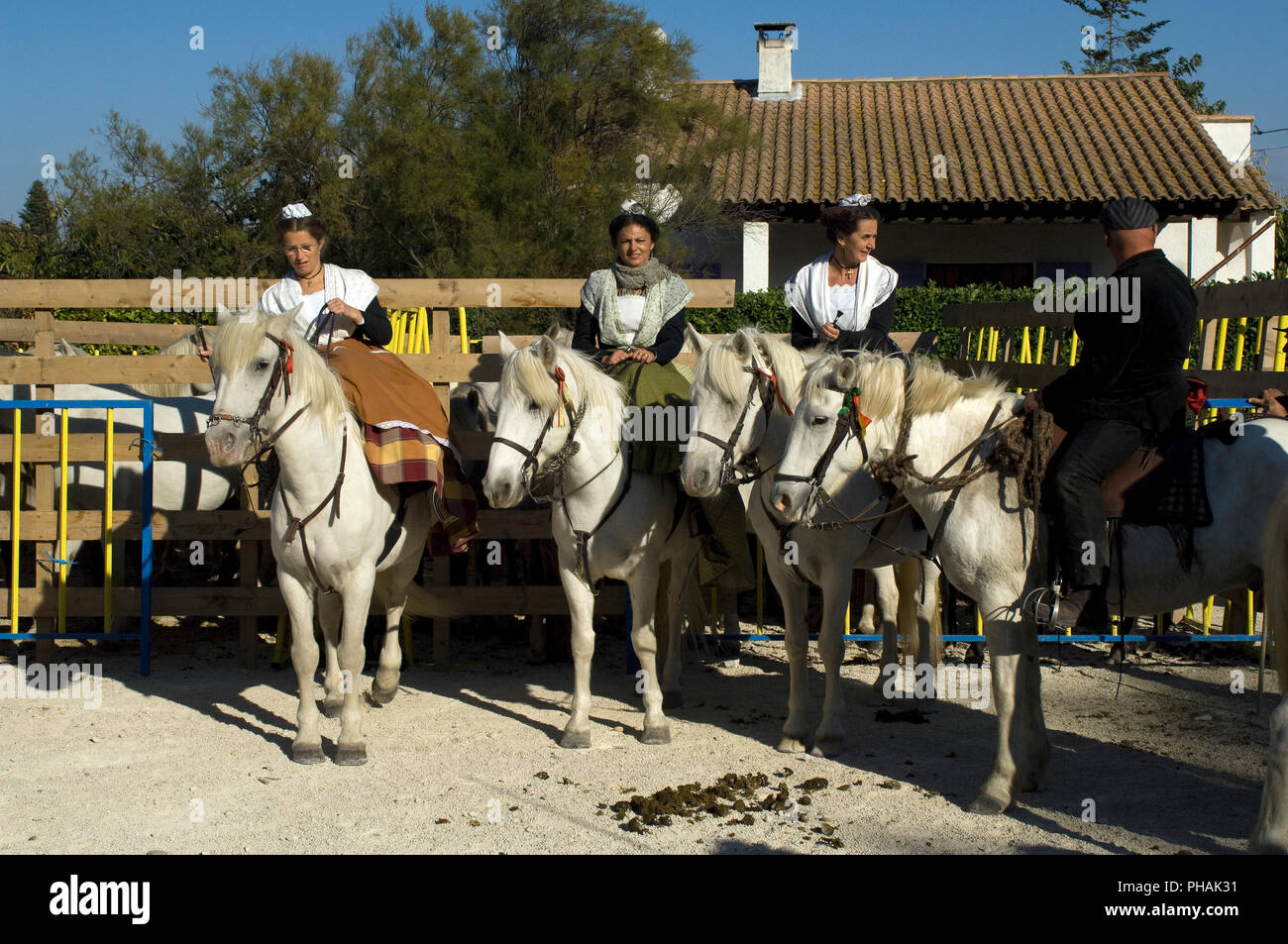 Arlesiennes sur cheval Camargue - Arlesiennes riding horse of camargue (Gard) - France Stock Photo