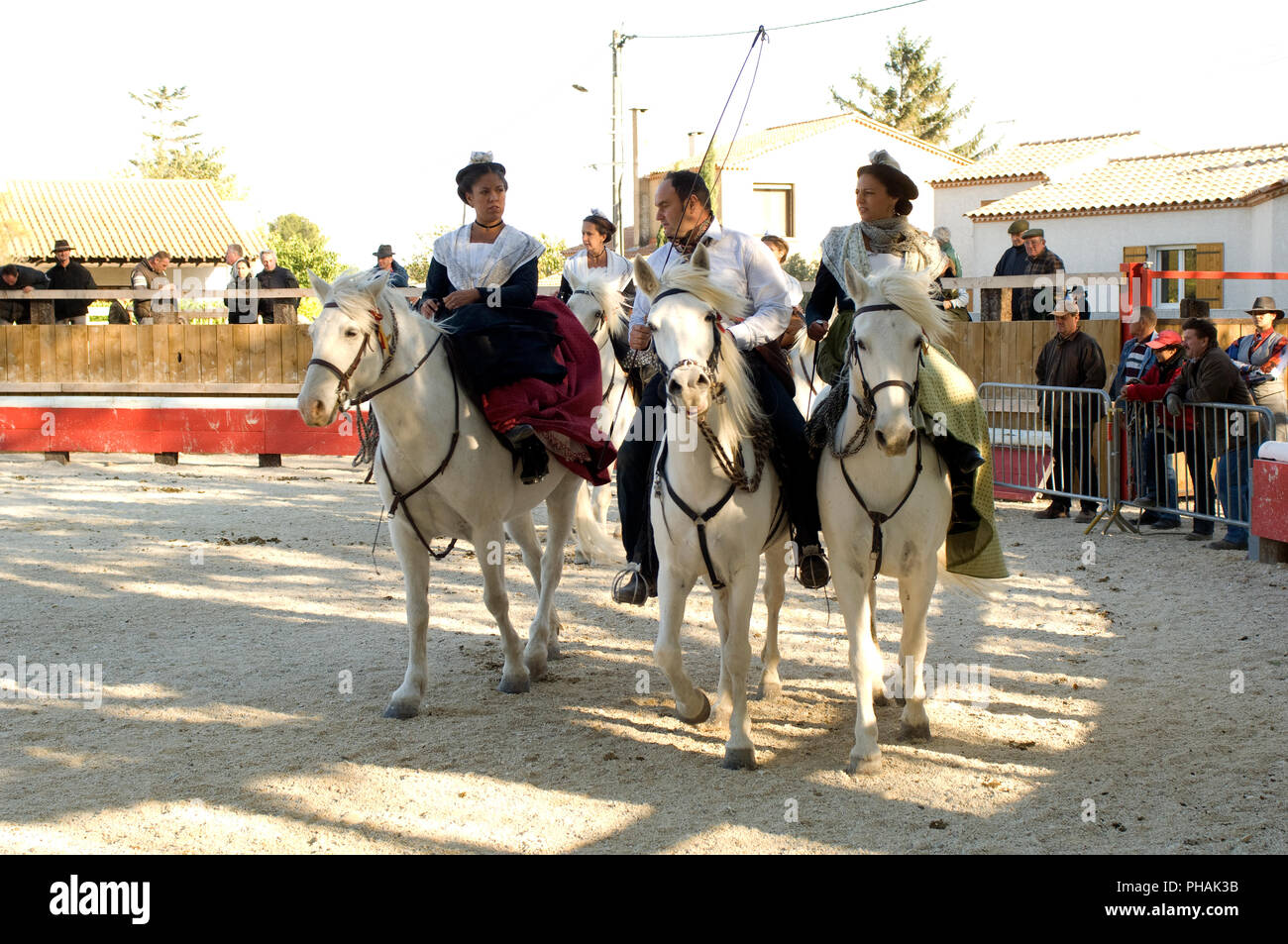 Arlesiennes et gardian sur cheval Camargue - Arlesiennes et gardian riding horse of camargue (Gard) - France Stock Photo