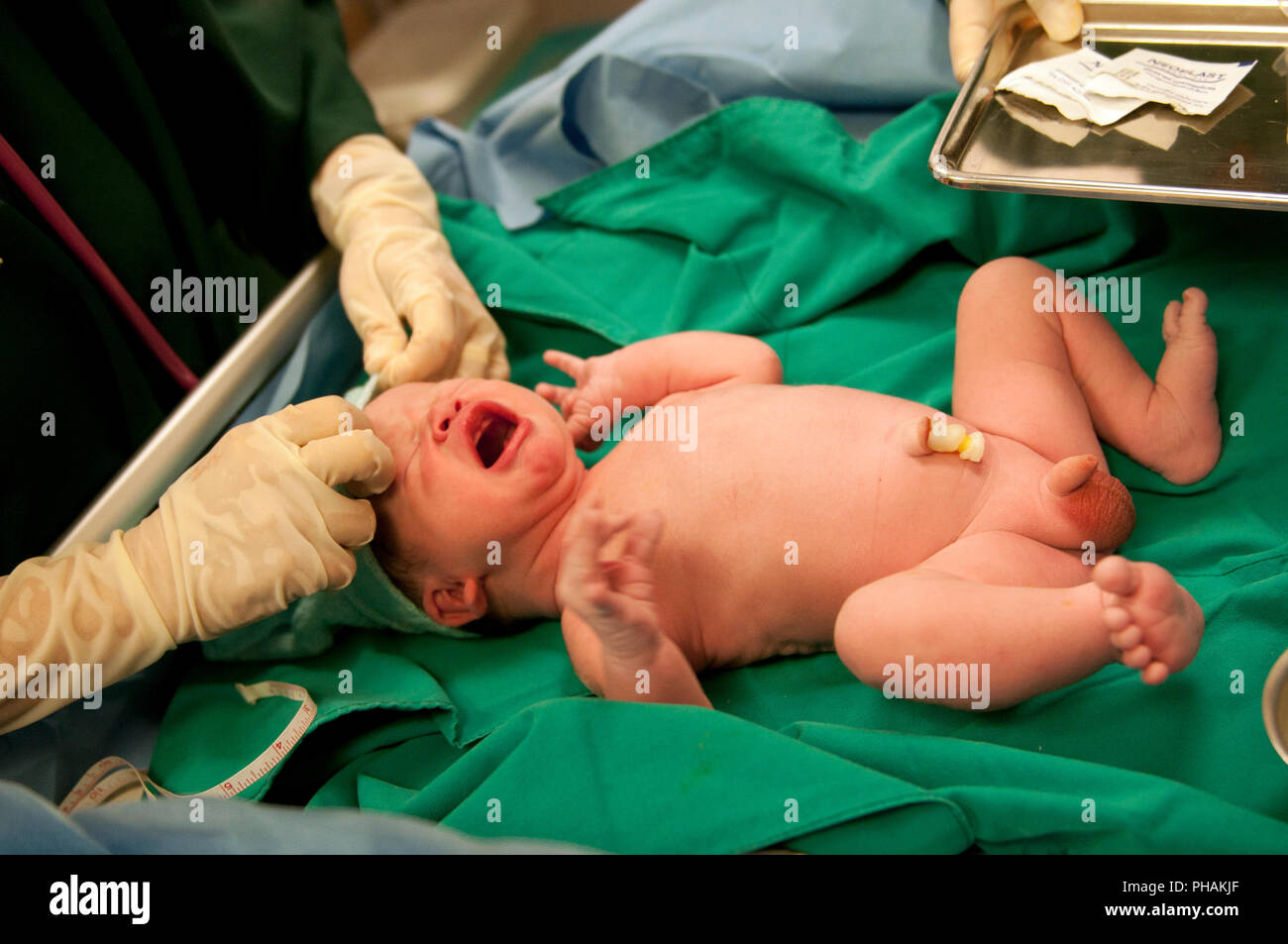 Baby Just Born With Cut Umbilical Cord Bebe Nouveau Ne Avec Cordon Ombilical Coupe Stock Photo Alamy