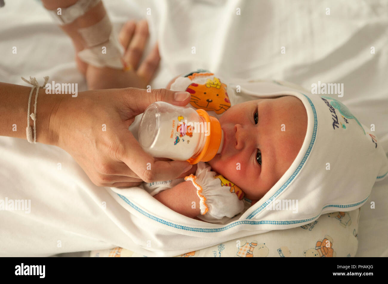 Baby - Just born - First eating - Bébé - Nouveau-né - Premier biberon Stock  Photo - Alamy