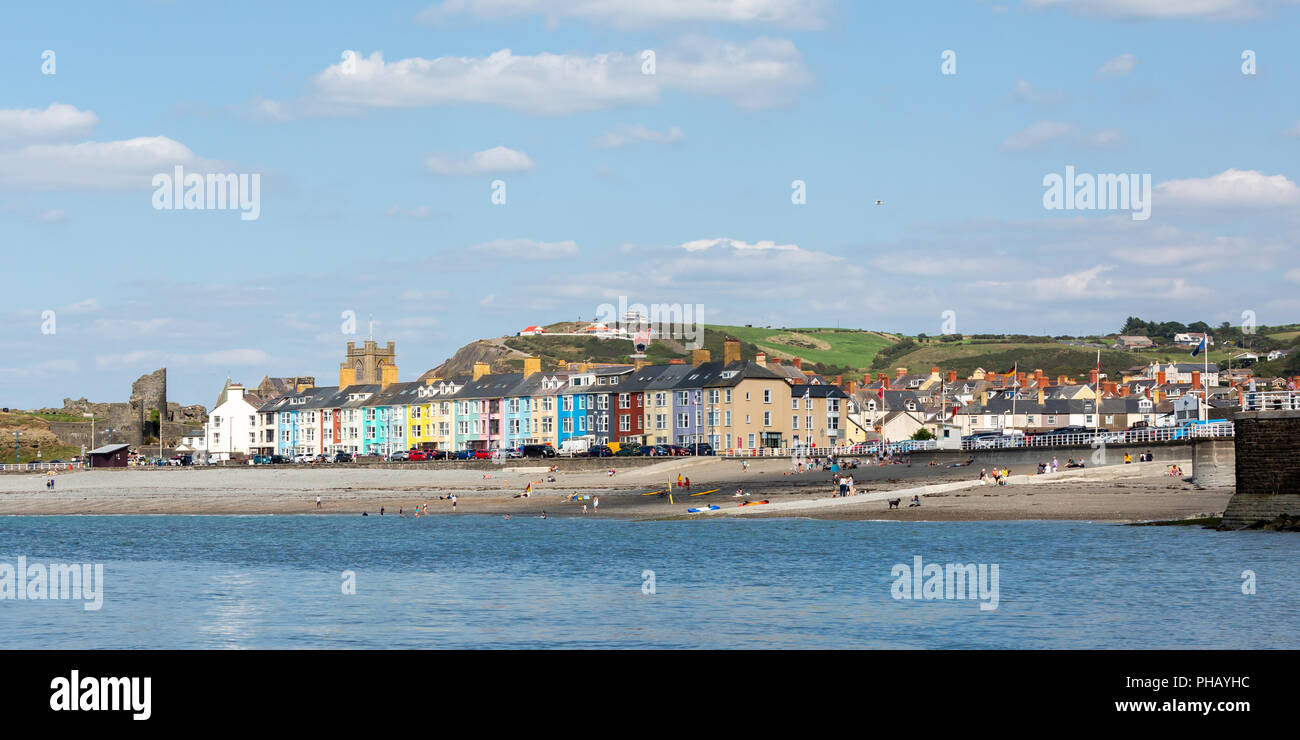 Cardigan Bay, Aberystwyth, Ceredigion, Wales, UK 31st August 2018 UK Weather:  People enjoying the warm sunny day along Aberystwyth south beach. © Ian  Jones/Alamy Live News Stock Photo - Alamy