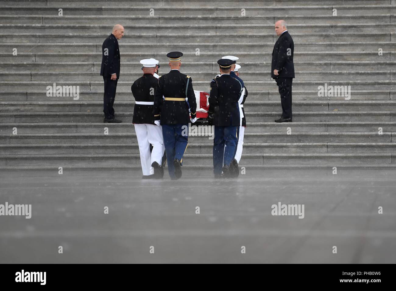 Washington, USA. 31st Aug, 2018. Soldiers carry the casket of former U.S. Senator John McCain to the east entrance of the U.S. Capitol in Washington, DC, the United States, on Aug. 31, 2018. John McCain, a two-time contender for the U.S. presidency, died at his home in the state of Arizona on Aug. 25. Credit: Yang Chenglin/Xinhua/Alamy Live News Stock Photo