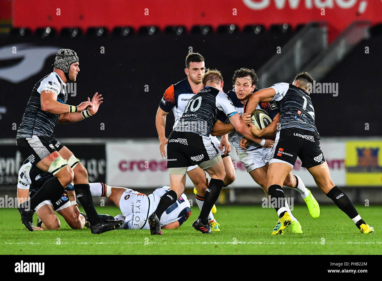 Swansea, UK. 31st August 2018 , Liberty Stadium , Swansea, Wales ; Guinness pro 14's Ospreys Rugby v Edinburgh Rugby ; Hamish Watson of  Edinburgh Rugby is tackled by Luke Price and Owen Watkin of Ospreys Credit: News Images /Alamy Live News Stock Photo
