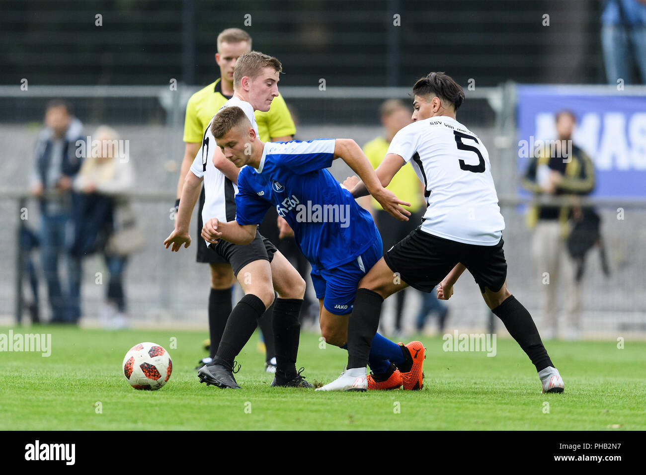 Marco Varivoda (KSC) in duels with Hoah Blersch (left) and Ali Yilmaz (right) (Ulm). GES/Football/Juniors U 17: Karlsruher SC - SSV Ulm, 31.08.2018 - | usage worldwide Stock Photo
