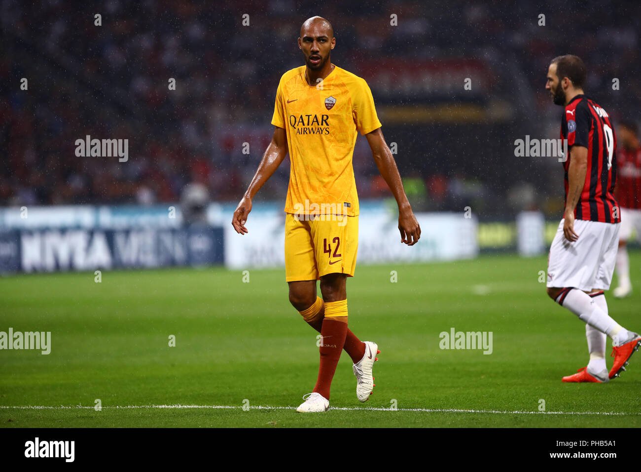 Milano, Italy. 31th August, 2018. Steven Nzonzi of As Roma  in action during the Serie A football match between Ac Milan and As Roma  . Credit: Marco Canoniero/Alamy Live News Stock Photo
