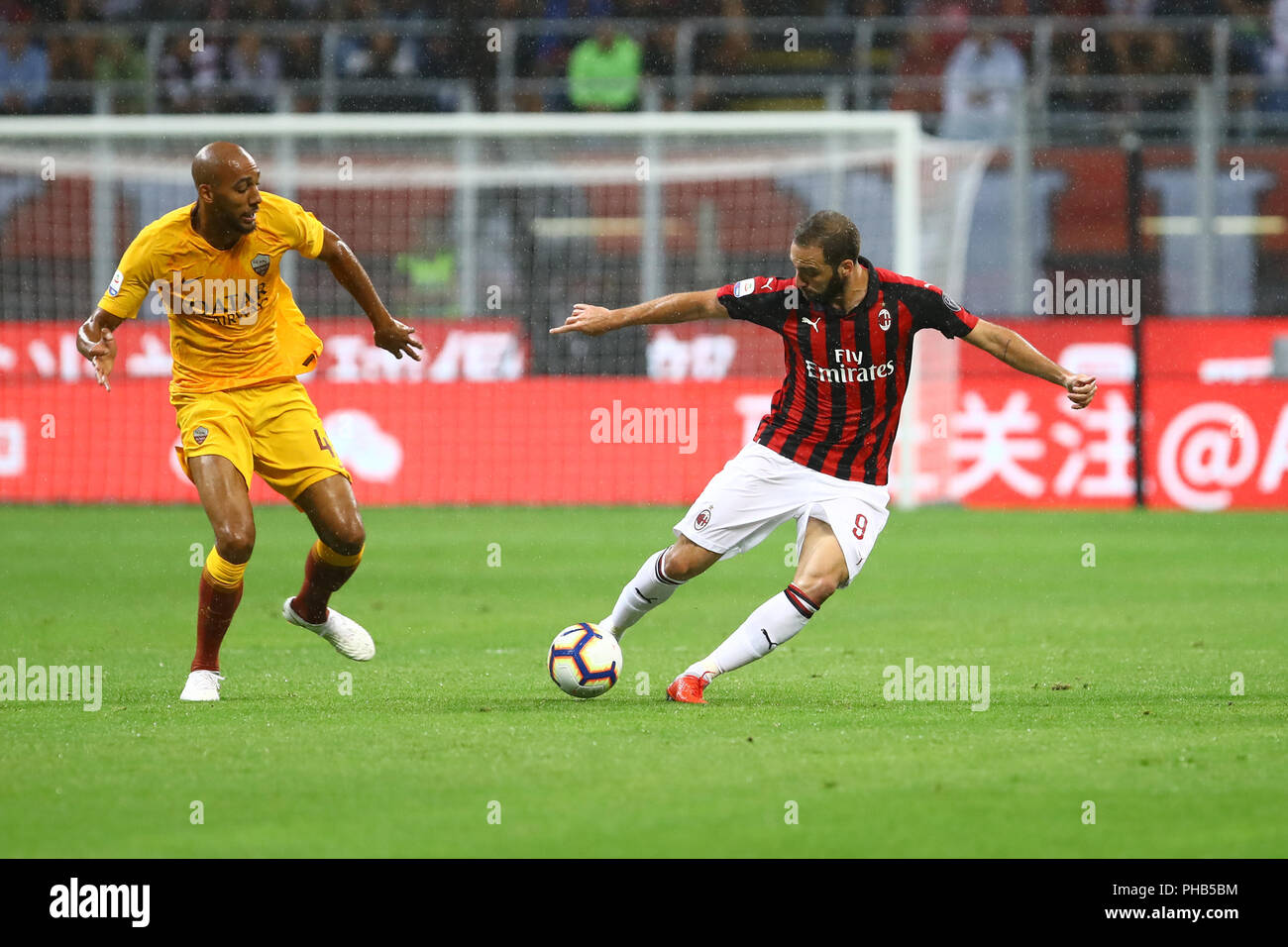 Milano, Italy. 31th August, 2018. Gonzalo Higuain of Ac Milan and Steven Nzonzi of As Roma  in action during the Serie A football match between AC Milan and As Roma  . Credit: Marco Canoniero/Alamy Live News Stock Photo