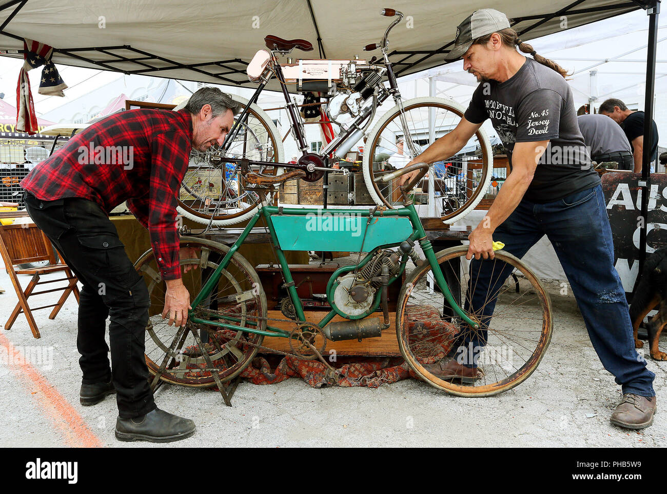 Mike Wolfe High Resolution Stock Photography and Images Alamy