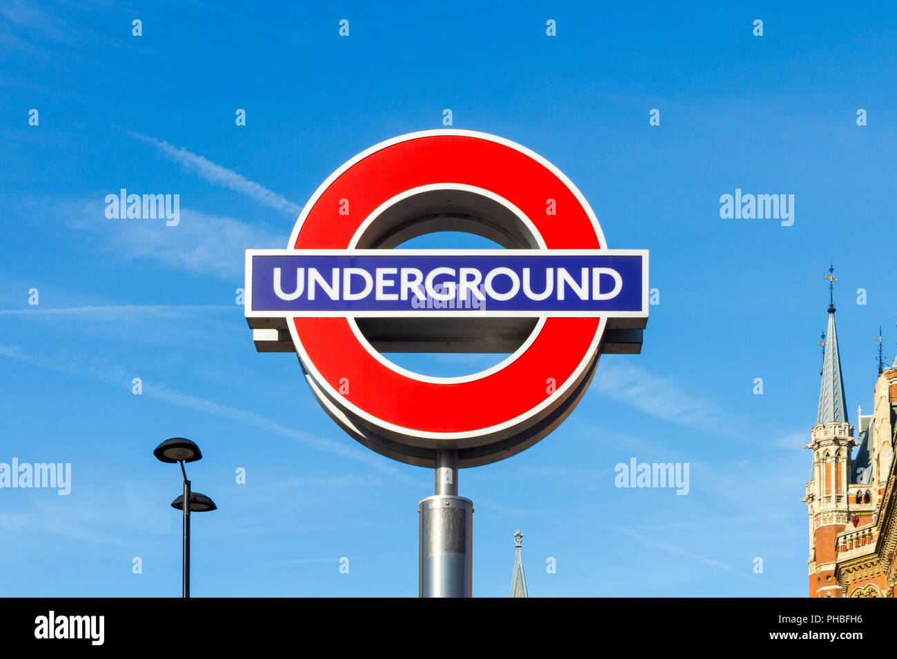Kings cross underground station sign hi-res stock photography and ...