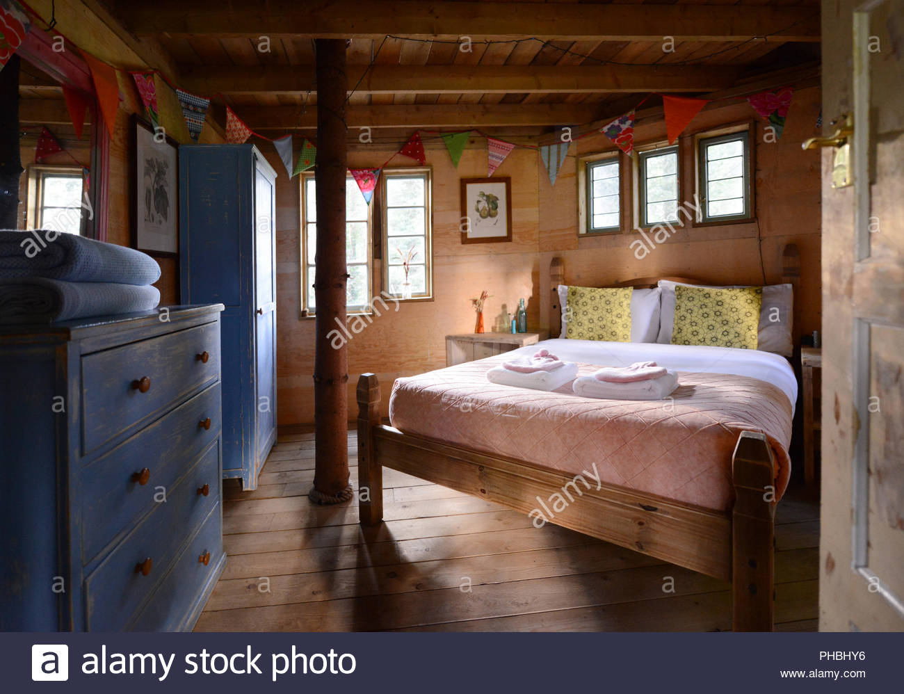 Wood Cabin Bed Stock Photos Wood Cabin Bed Stock Images Alamy