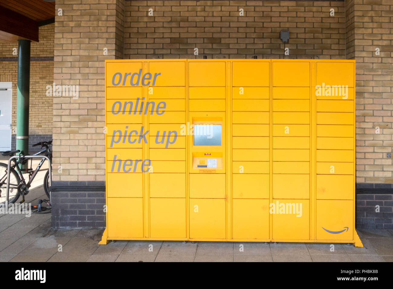 Self service lockers hires stock photography and images Alamy