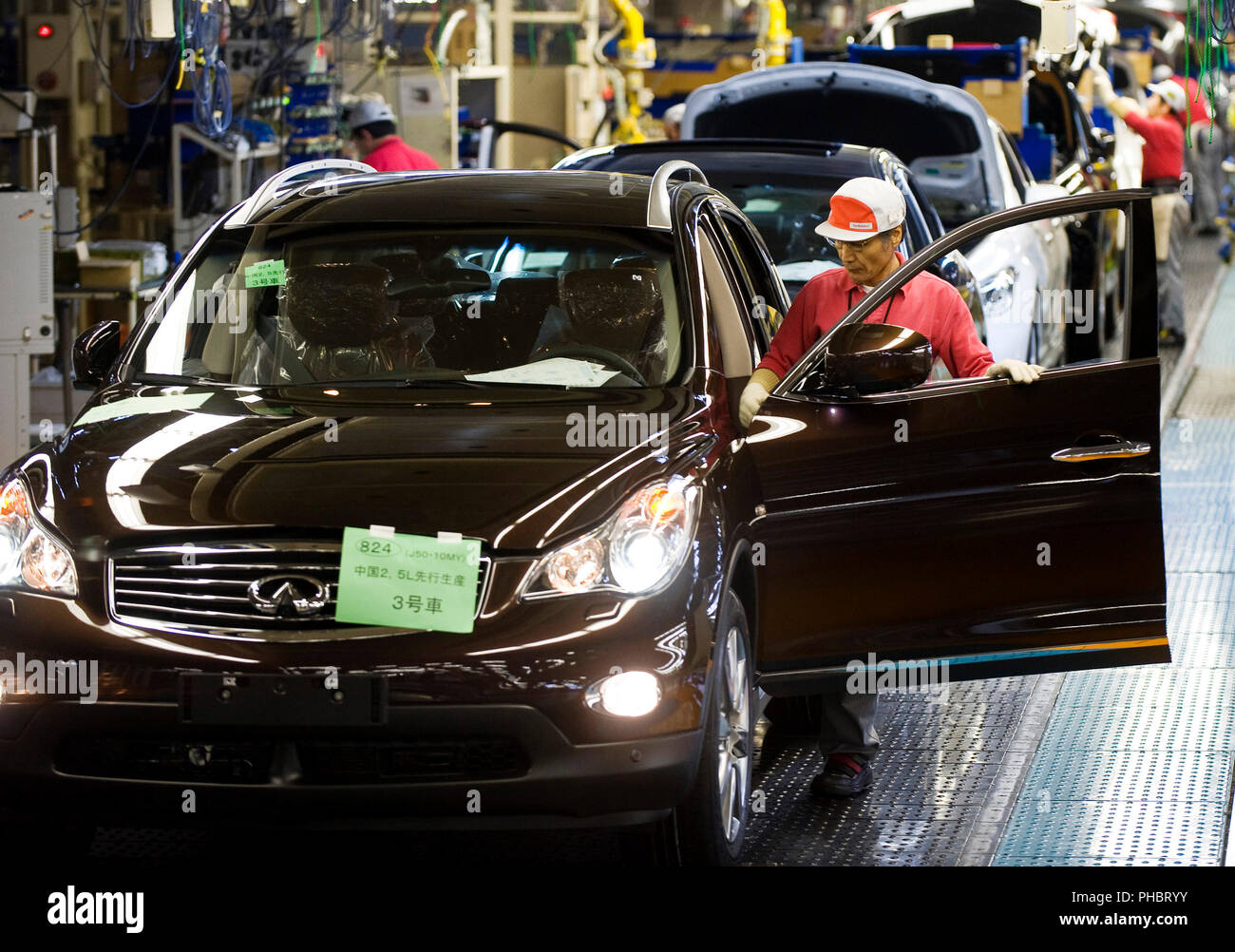 Vehicles are given a final check after passing through the assembly line at Nissan Motor Co.'s plant in Tochigi, Japan on Thursday 12 Nov.  2009. Stock Photo