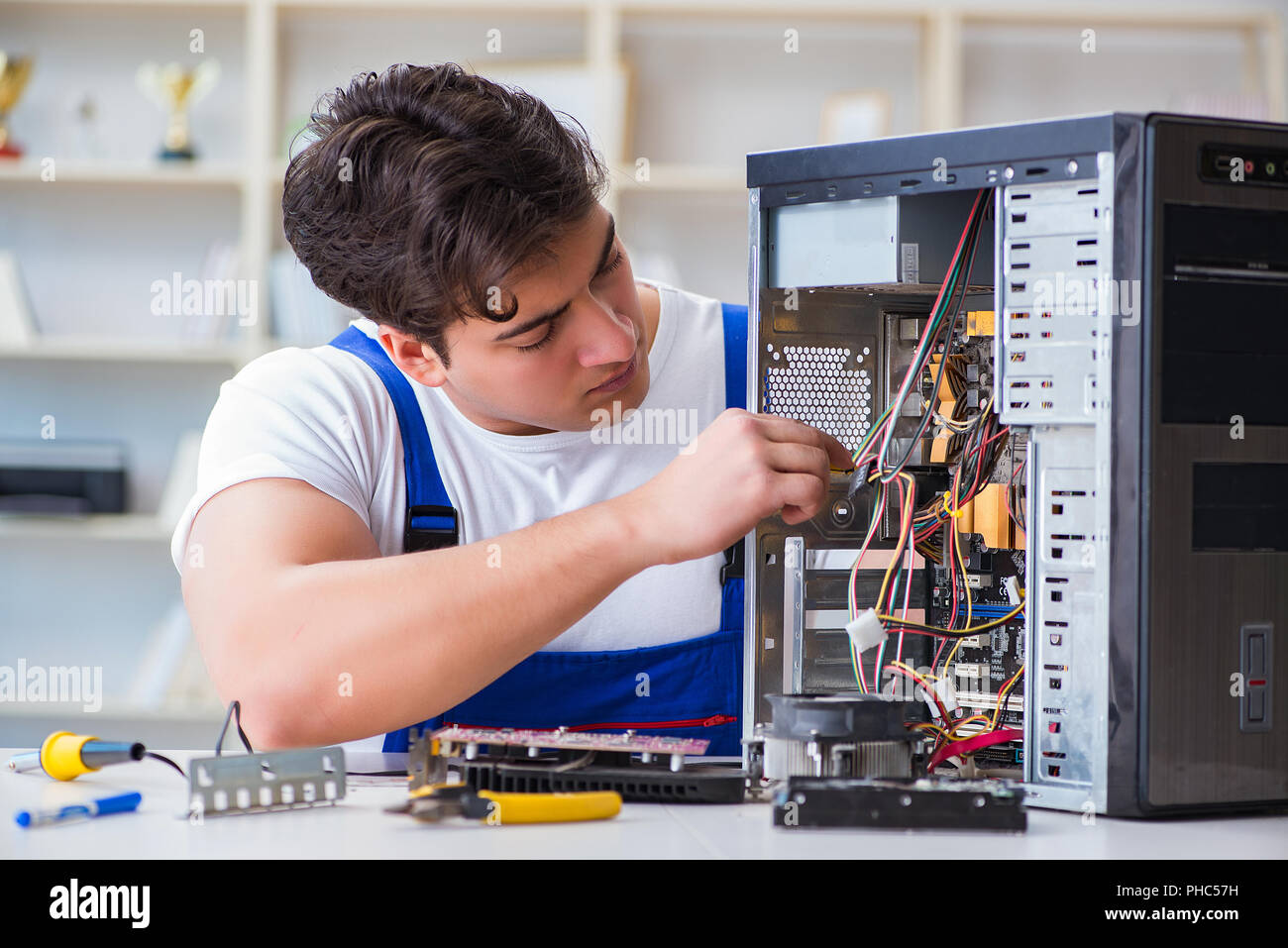 Dman Reparing Computer Computer repairman repairing desktop computer Stock Photo - Alamy