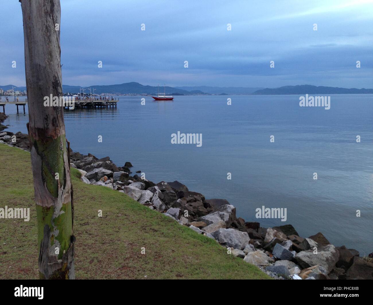 Sunset sea boat coconut tree hi-res stock photography and images - Alamy
