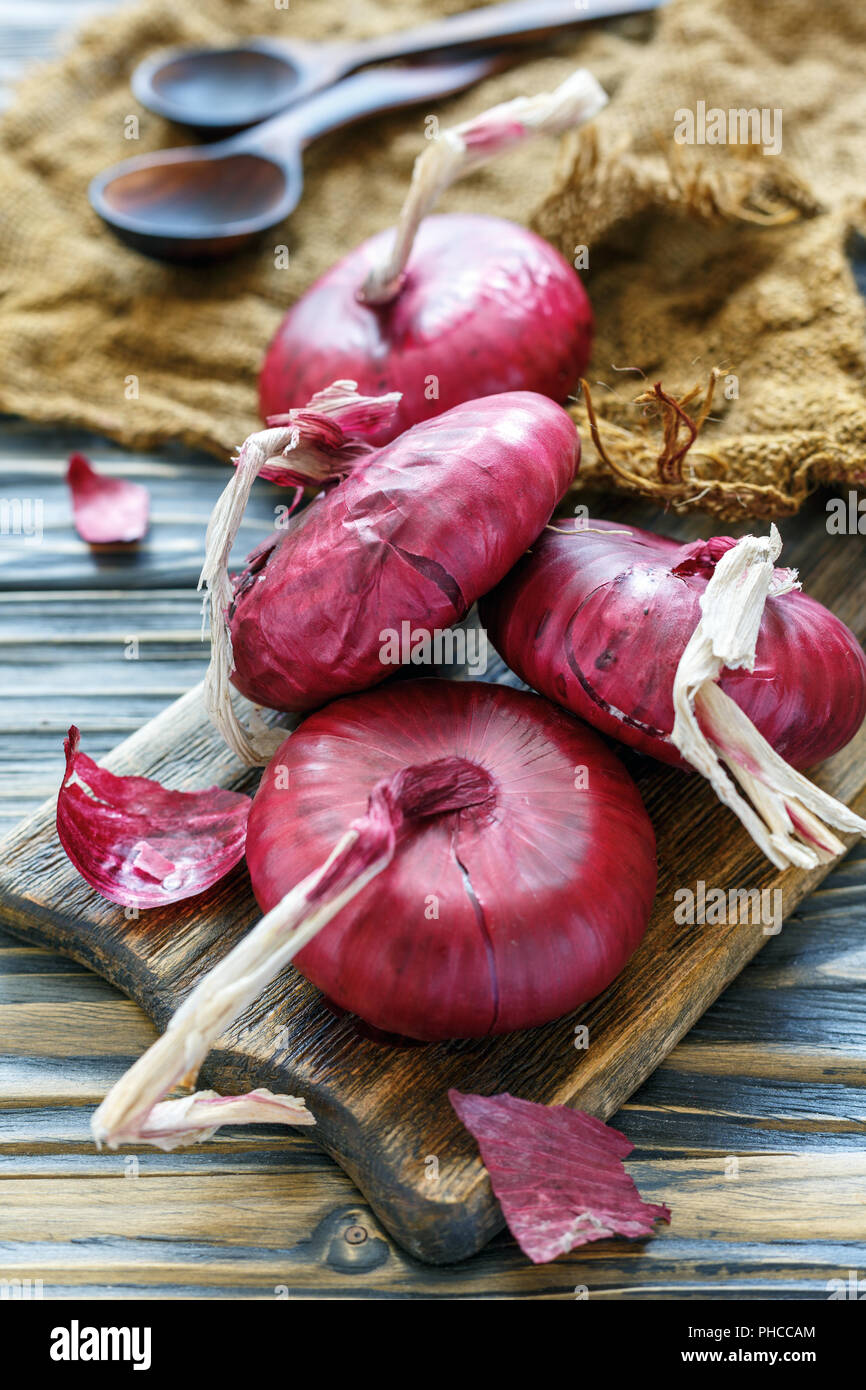 Onion on old wooden hi-res stock photography and images - Alamy