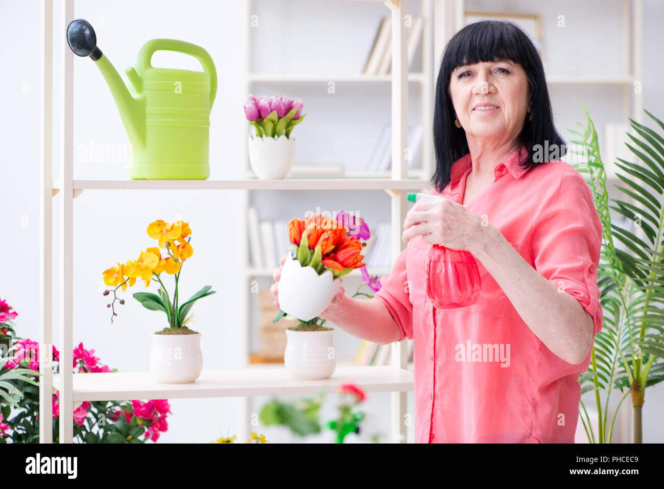 Woman florist working in the flower shop Stock Photo - Alamy