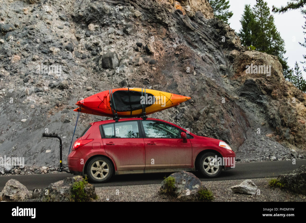 Dirty Red car with kayaks - vacation getaway road trip Stock Photo