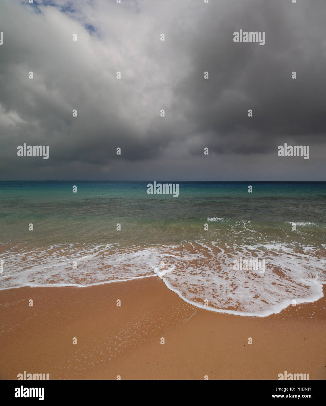 Gray moody sky hi-res stock photography and images - Alamy