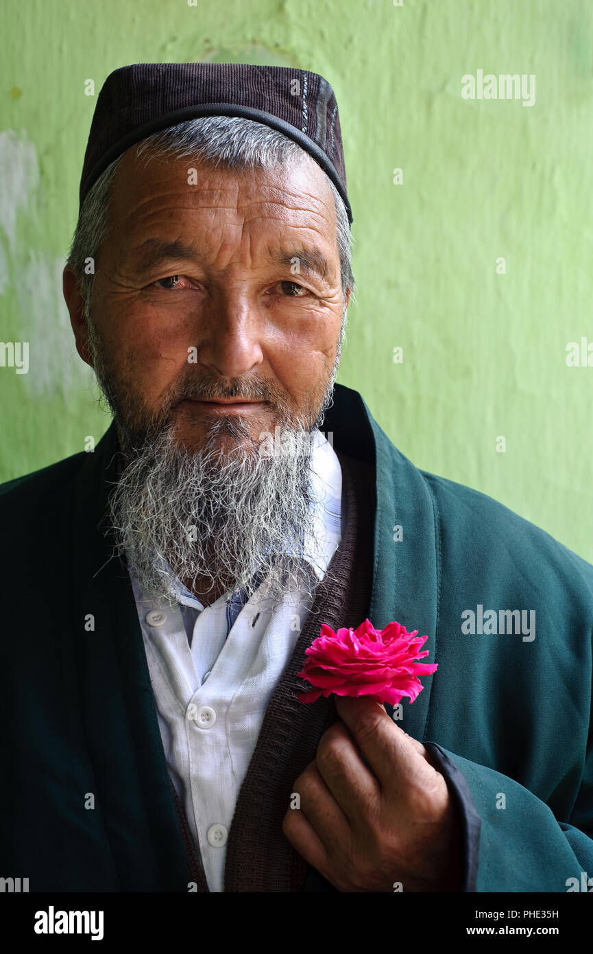 Semiz etuk ayol eshagini yoyadi