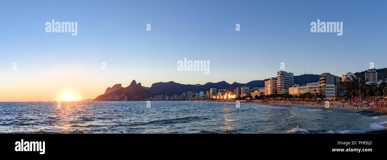 Night arriving at the Arpoador stone, Ipanema beach Stock Photo - Alamy