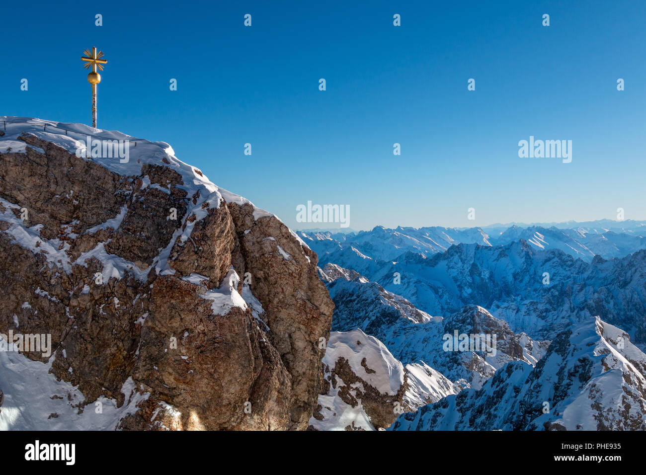 Ein Blick ins Tal vom höchsten Punkt Deutschlands, der Zugspitze. Der