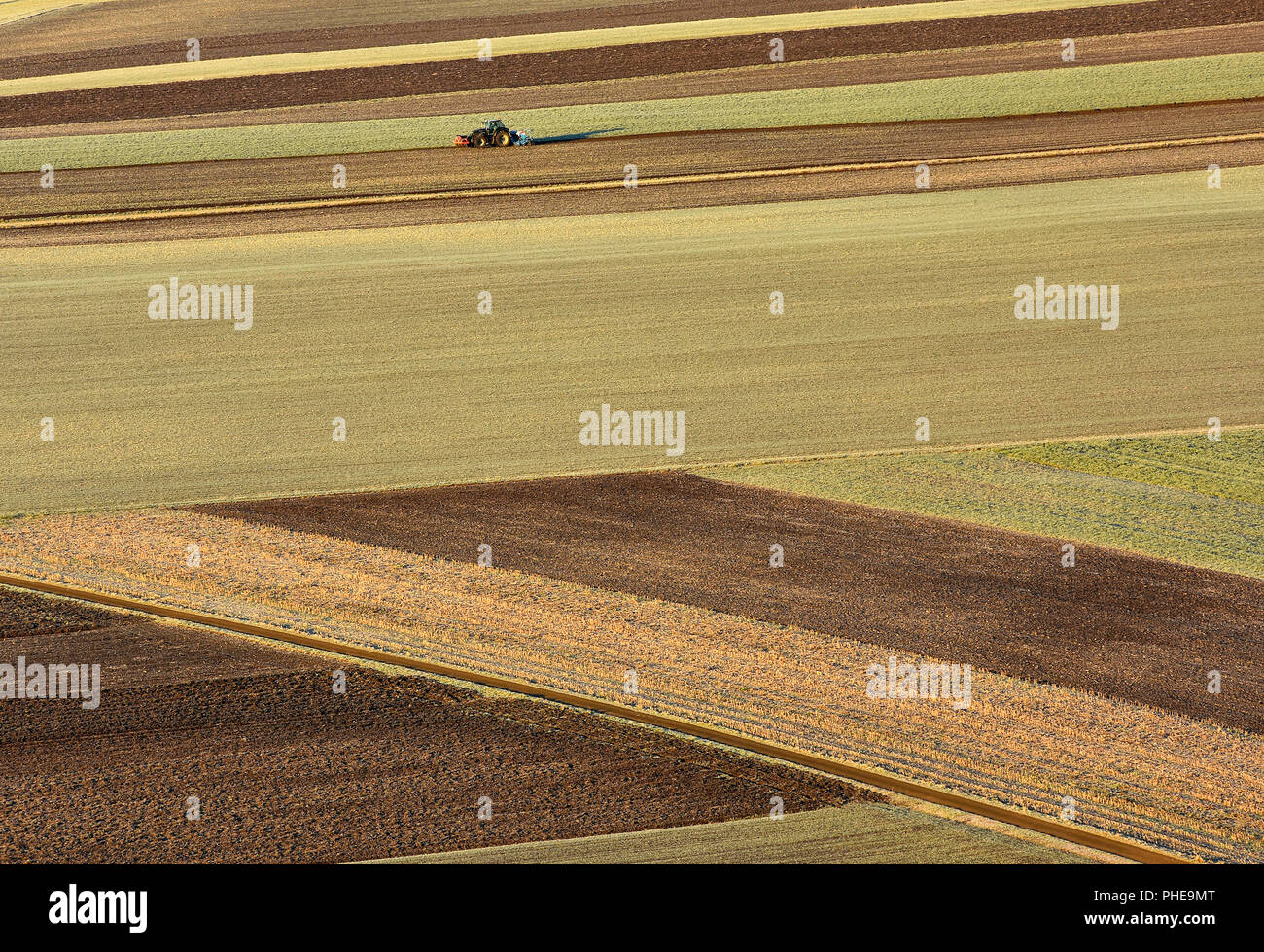 Traktor; Field; tractor; ploughing; agrarian surfaces; Stock Photo