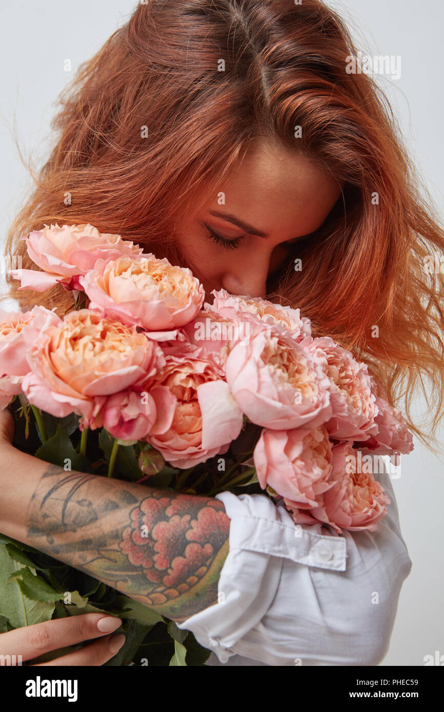pretty girl holding a bouquet of pink roses Stock Photo - Alamy