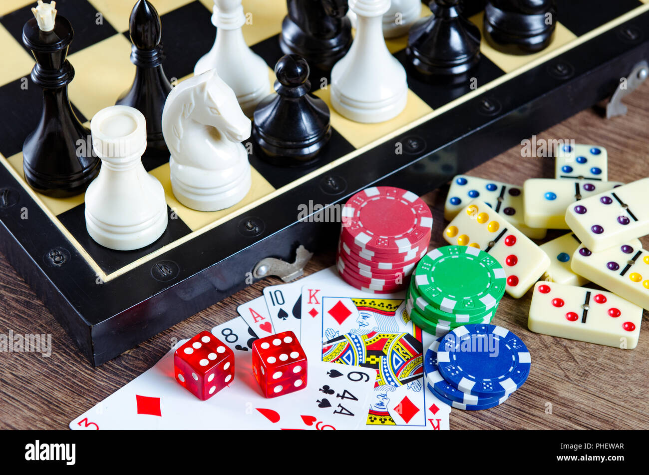 Chess R3434 King chess piece and cards hi-res stock photography and images - Alamy