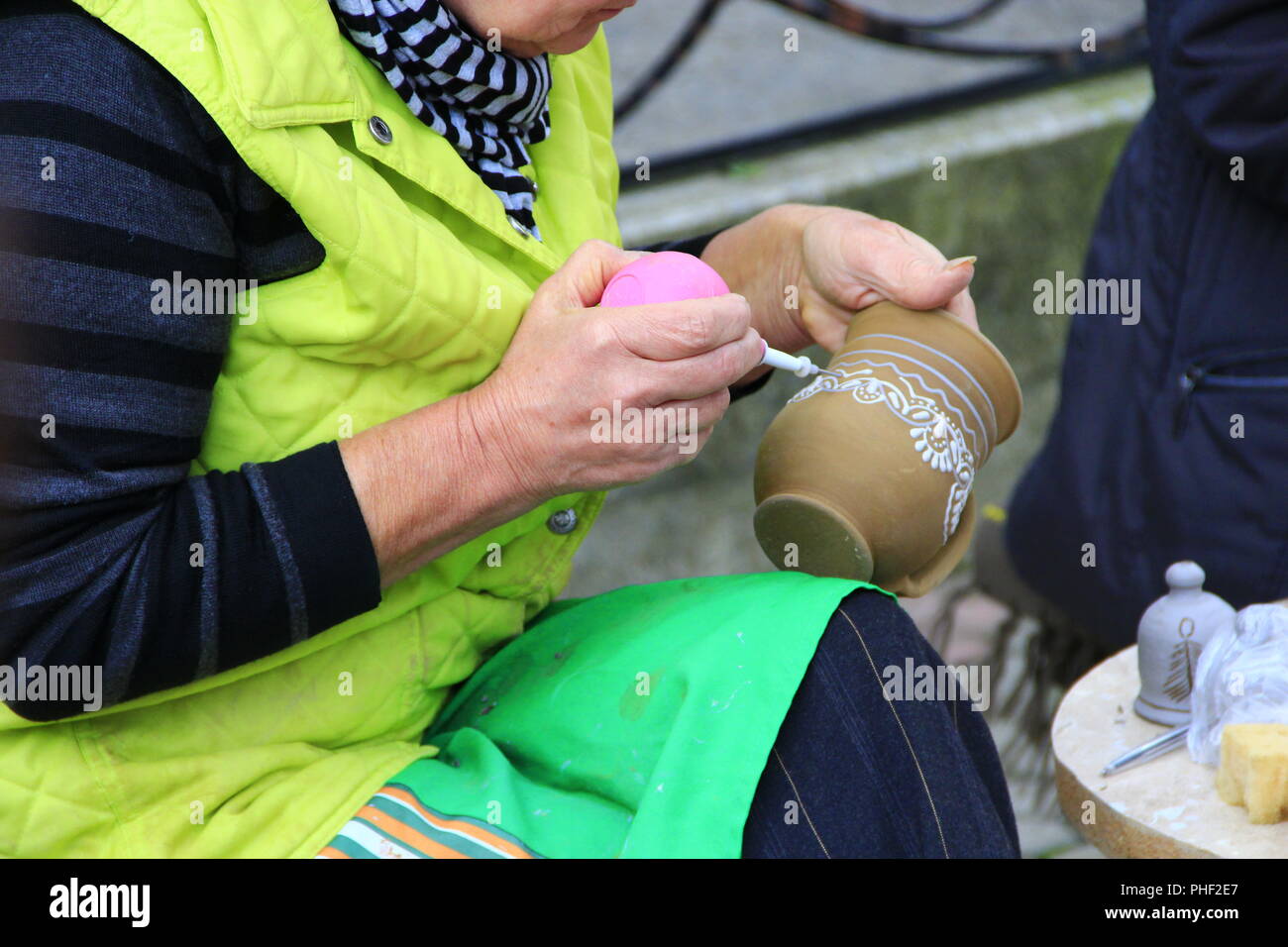 Pottery. The process of drawing a picture on ceramics Stock Photo Alamy